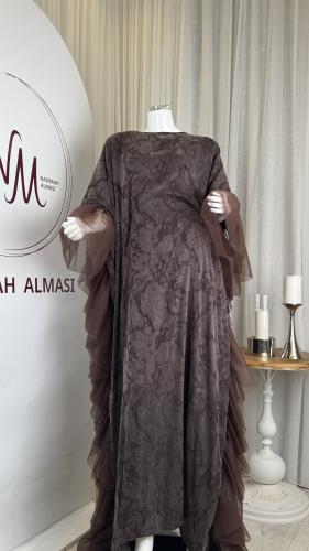 جلابية حرير مغسول باللون البني بأكمام تول مكشكشة