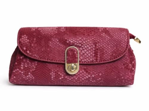 A leather bag of oud
