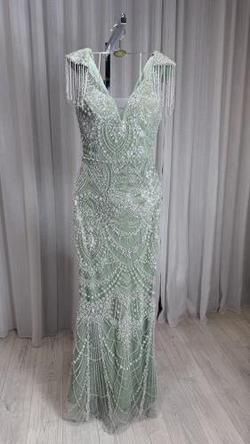 فستان تل تركواز طويل بقصّة مستقيمة مزين بالترتر وا...