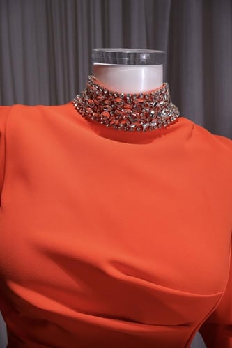 فستان كريب طويل بلون بنفسجي مزين بالكريستال