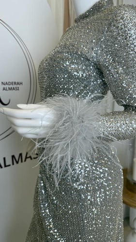 فستان سهرة ماكسي فضي مزين بالخرز والترتر و أكمام ر...