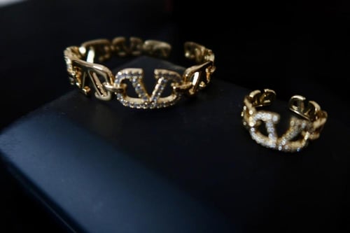 أسوارة فالنتينو بتصميم فاخر مع خاتم