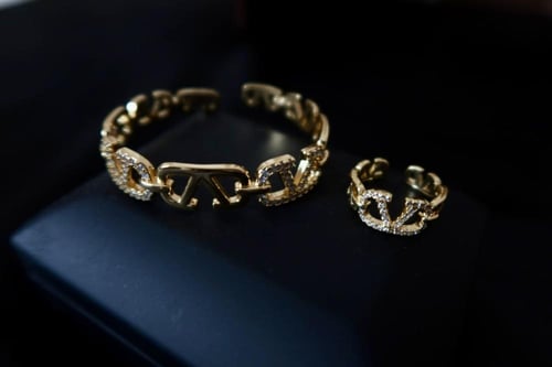 أسوارة فالنتينو بتصميم فاخر مع خاتم