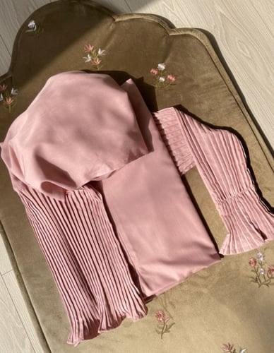 طقم الورد المنثوره من شمس