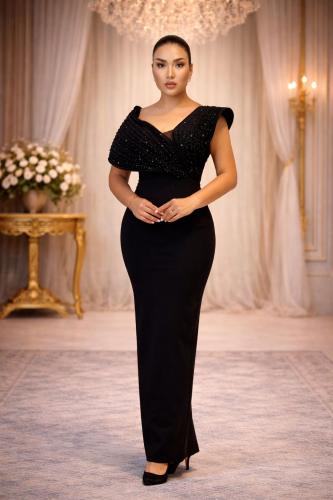 فستان أسود مزين باللؤلؤ
