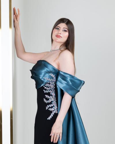 فستان أسود بذيل ساتان أزرق