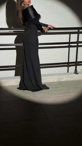 فستان سهرة بأطراف ريش