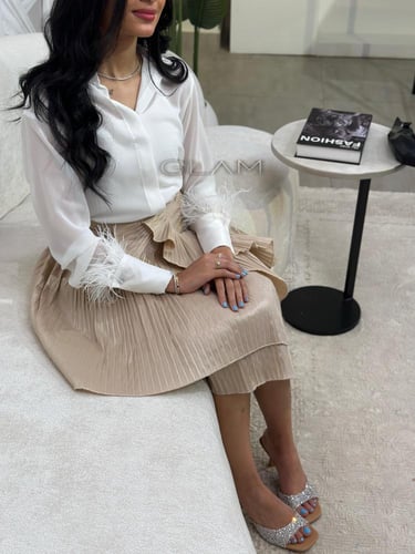 تنورة بليسيه مع قميص مزين بريش