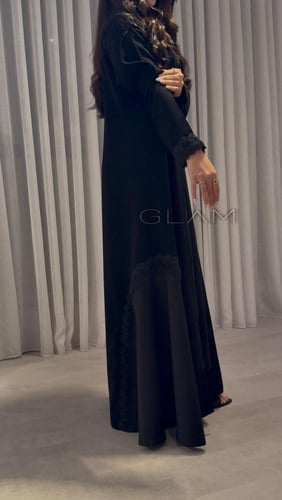 عباية كريب مع ساتان كلوش من الجوانب