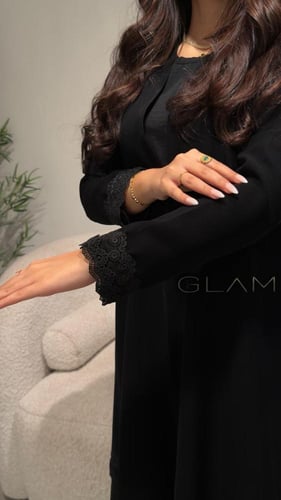 عباية كريب مع ساتان كلوش من الجوانب