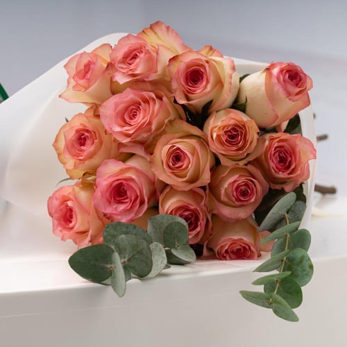 باقة الجوري الناعمة مع أصابع البقلاوة بالكاجو والش...