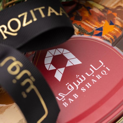 بيتي فور مشكل من باب شرقي مع أزهار بيضاء