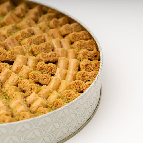 اصابع البقلاوة بالكاجو من باب شرقي مع ازهار السيمب...