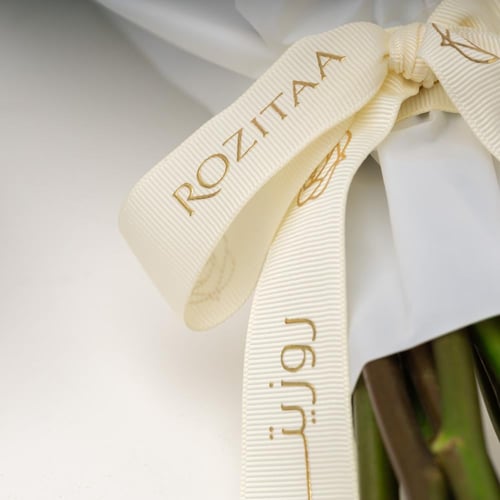 باقة الجوري الأنيقة مع أصابع البقلاوة بالكاجو من ب...