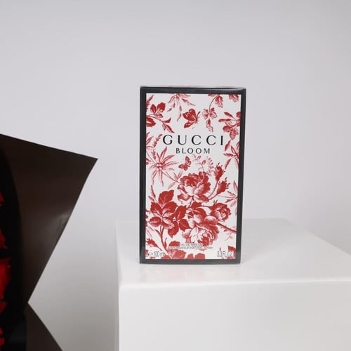 باقة الجوري الاحمر مع عطر جوتشي بلوم