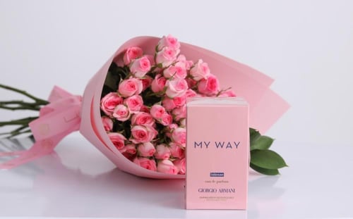 باقة البيبي روز مع عطر ارماني ماي واي