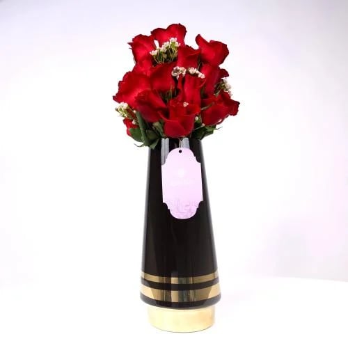 مزهرية الازهار الحمراء