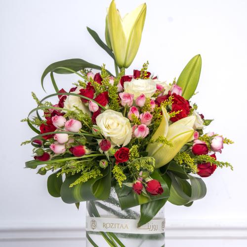 مزهرية من الورود المتنوعة