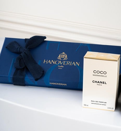 باقة البيبي روز الاحمر مع عطر كوكو وشوكولا