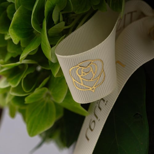 فازة الجوري الأنيقة مع بيتي فور مشكل من باب شرقي