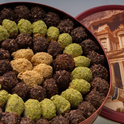 فازة الجوري الأنيقة مع بيتي فور مشكل من باب شرقي