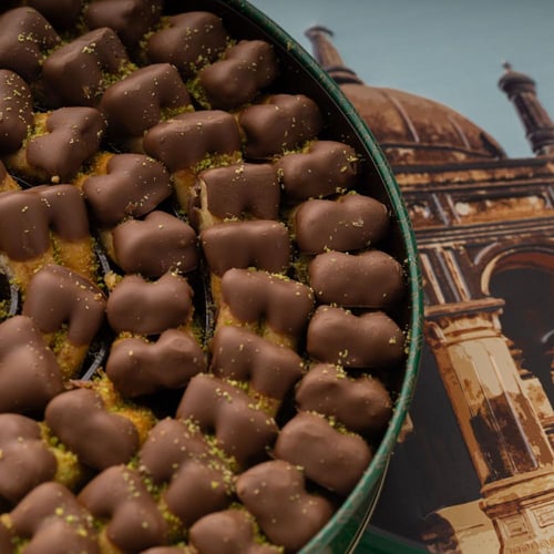 باقة الجوري الناعمة مع أصابع البقلاوة بالكاجو والش...