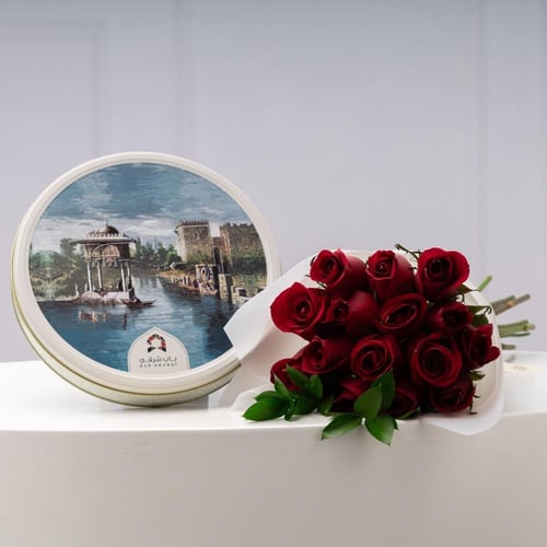 باقة الجوري الأنيقة مع أصابع البقلاوة بالكاجو من ب...