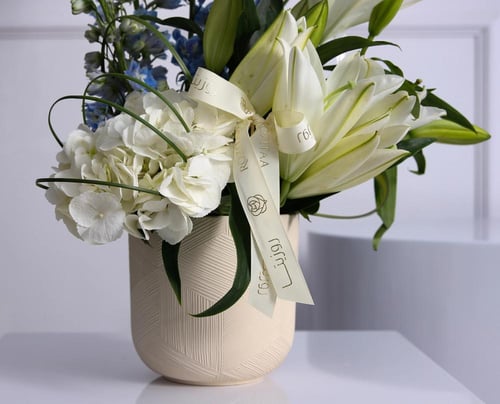 فازة دلفينيوم مع ليليوم بالون ملون