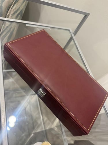 شنطة جلد مع العود والادهان