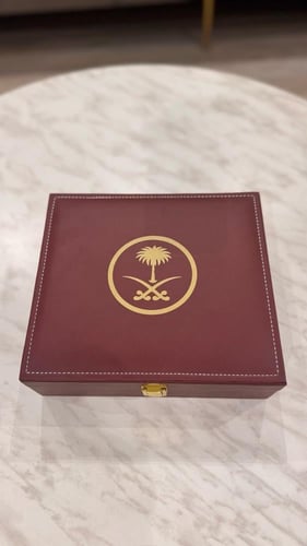 شنطة جلد لحفظ الادهان