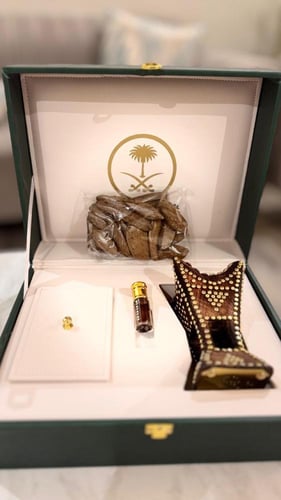 شنطة جلد مع مبخرة وعود ومخلط دهن