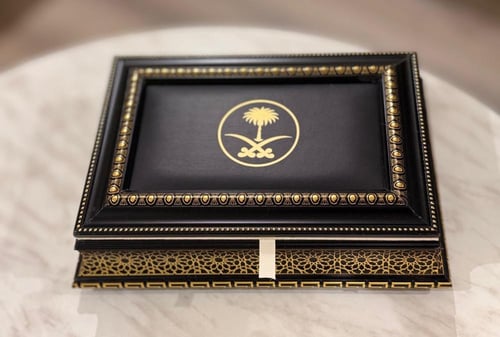 صندوق اهداء فاخر مكان للعود وكرستاله