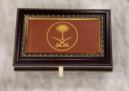 صندوق اهداء فاخر مكان للعود وكرستاله