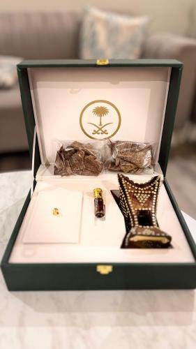 شنطة جلد مع مبخرة وعود ومخلط دهن