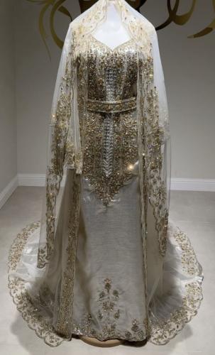 ثوب عروس فخم مع طرحة