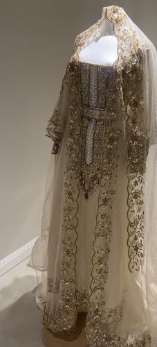 ثوب عروس فخم مع طرحة