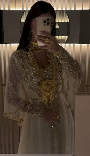 ثوب مميز وفخم بدون الطرحة