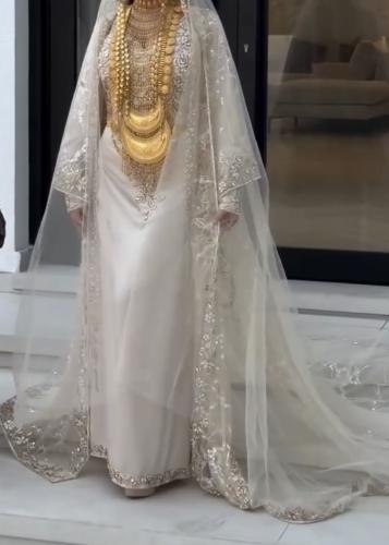 ثوب عروس فخم بذيل وطرحة