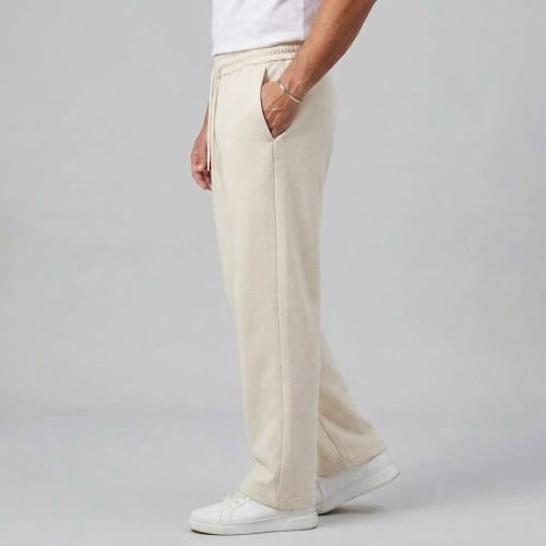 بنطال اوف وايت كريمي سادة رجالي بقصة مستقيمة (Straight Fit) ورباط على الخصر لتعديل المقاس وخامة 39% قطن، 55% بوليستر، 6% إيلاستان