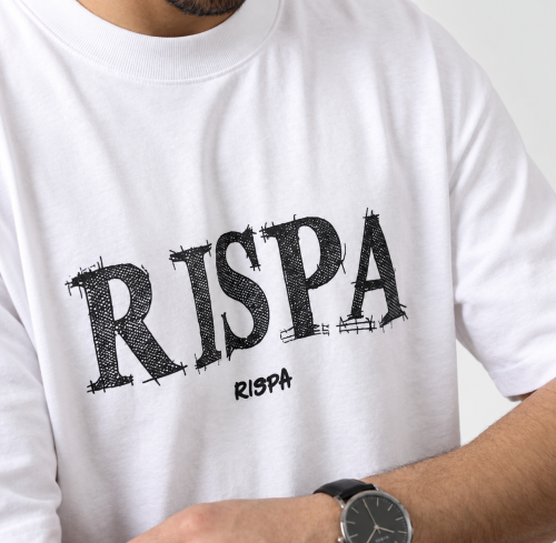 تيشرت ابيض رجالى اوفر سايز بشعار RISPA مصنوع بخامة عالية الجودة قطن 75% وبوليستر 25% بتصميم كاجوال مناسب للخروج