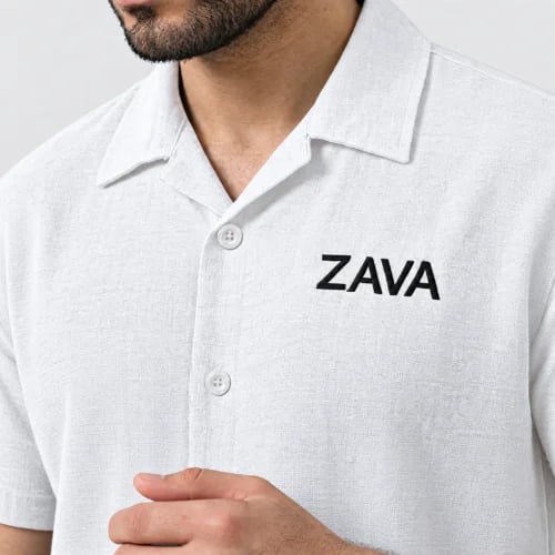 قميص ابيض رجالى بأكمام قصيرة مصنوع من قماش خفيف شعار ZAVA على الصدر. مناسب للخروجات