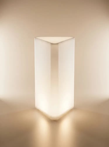 ستاند مثلث مودرن طولي وسط إضاءة LED
