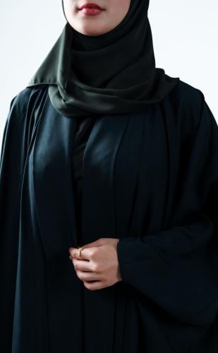 عباءة فاخرة بتصميم عصري وأنيق