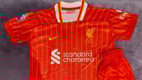 طقم اطفال ليفربول 2025 ( تشيرت + شورت )