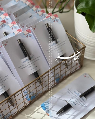 قلم مع بطاقة توديع لأصدقاء العمل