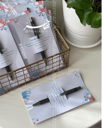 قلم مع بطاقة توديع لأصدقاء العمل