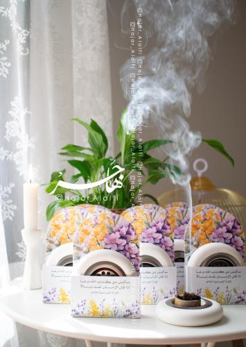 مبخرة من الجبس مع علبة باللون الأصفر