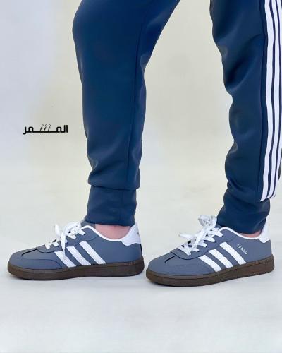 حذاء رياضي - أديداس (رمادي غامق مخطط ابيض)