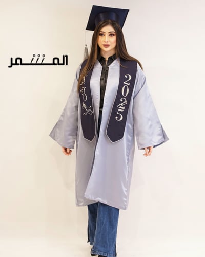 عباية تخرج رمادي مع وشاح كحلي