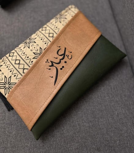 باوتش جلد زيتي وقطعة سدو مع تطريز من اختيارك